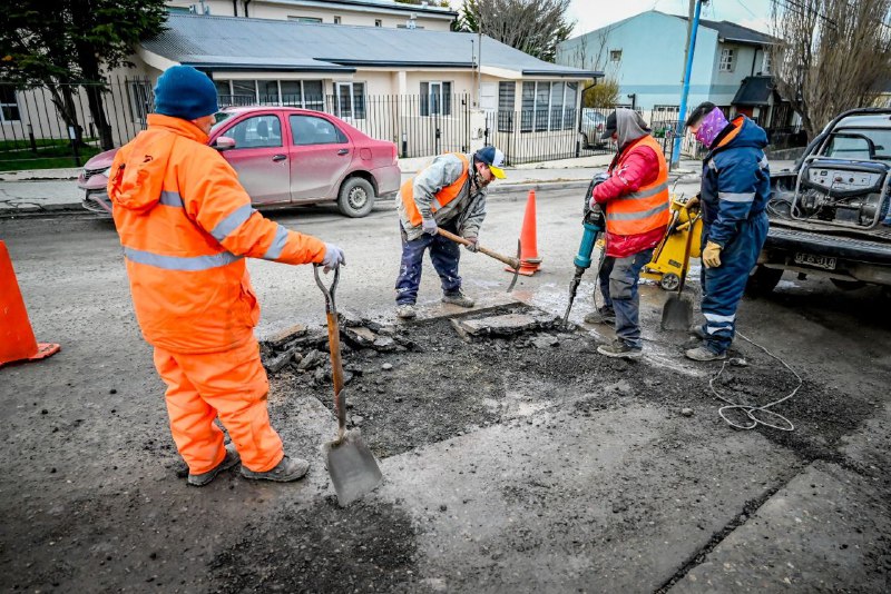 EL MUNICIPIO DE USHUAIA CONTINÚA REALIZANDO TRABAJOS DE BACHEO CON PERSONAL PROPIO